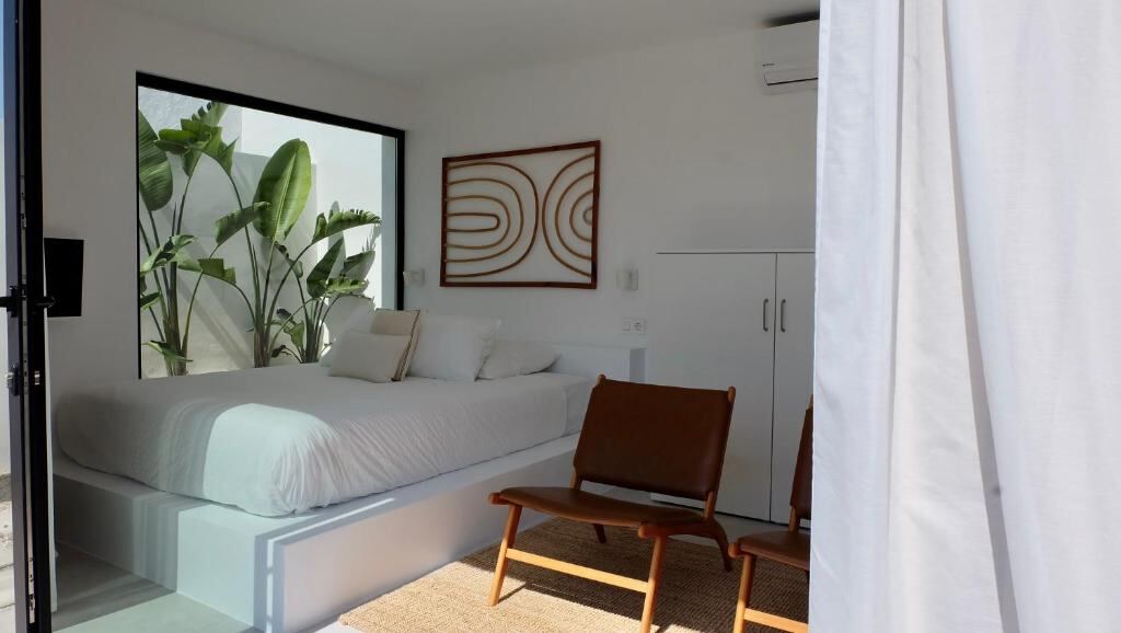 Bright room interior with terrace access and greenery